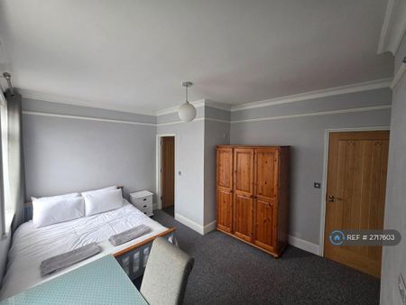 1 bedroom in a house share to rent - Photo 3