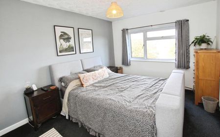 A great opportunity to rent a well presented three bedroom house in Kingswood, with allocated parking, a garage and a private garden. If you are a couple or a small family then this could be the property for you. Please contact us for more details.. - Photo 3