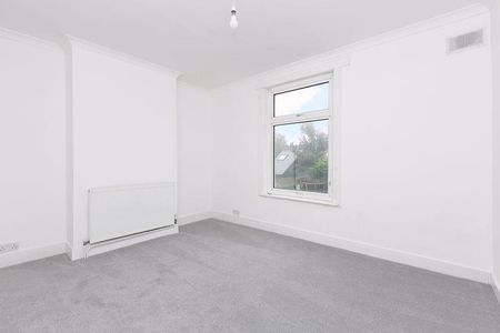 2 bedroom end of terrace house to rent - Photo 4