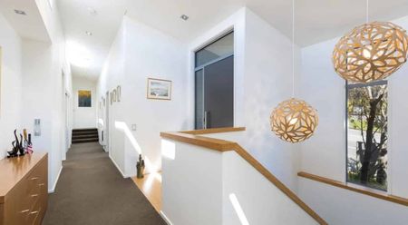 Large family home with bay views - Photo 5