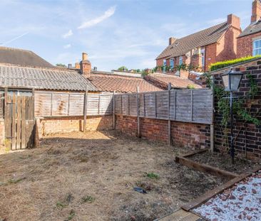 3 bed House - Mid Terrace To Let - Photo 6