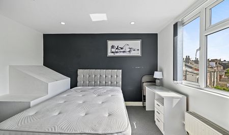 Recently Renovated 5-Bed Student House with Ensuite Bathrooms - Photo 3