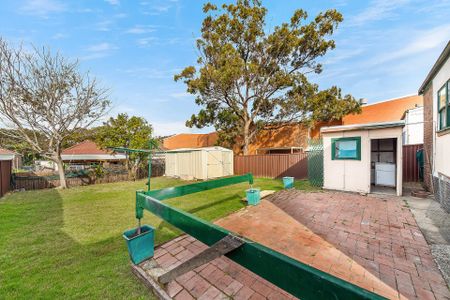Free-standing home with large yard - Photo 2