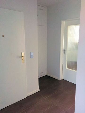 Gepflegte 2-Zimmerwohnung mit Loggia und Einbauküche - Foto 5