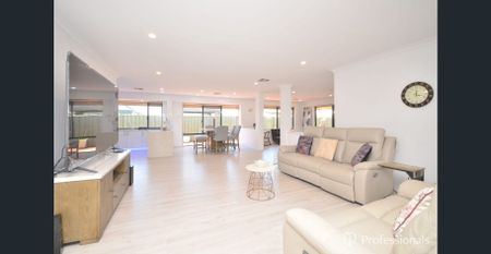 Grand Residence with Fully Ducted Reverse Cycle Air Conditioning - Photo 4