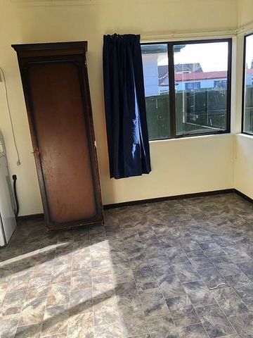 Sunny 3 bedroom house with parking for 2 cars - Photo 2