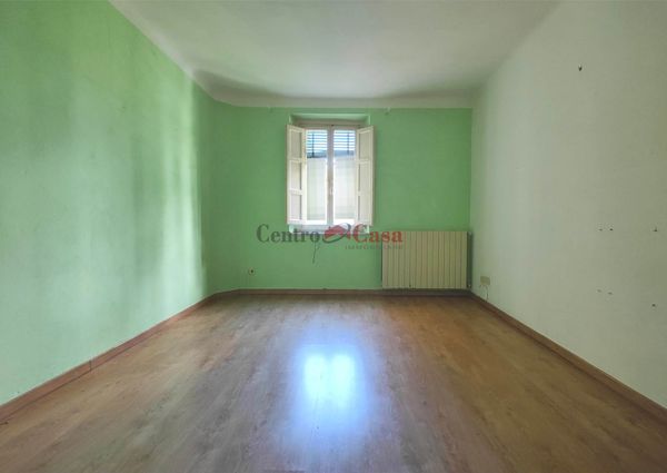 Appartamento non arredato, di ampia metratura, con 3 camere!