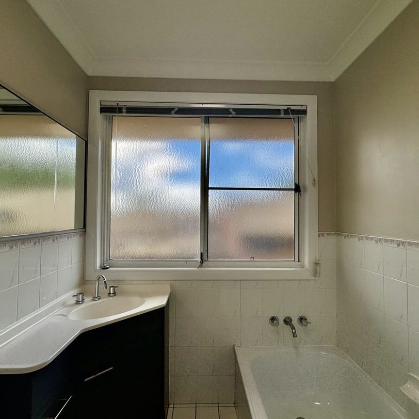 Spacious 3-Bedroom Home with Dual Car Garage! - Photo 1