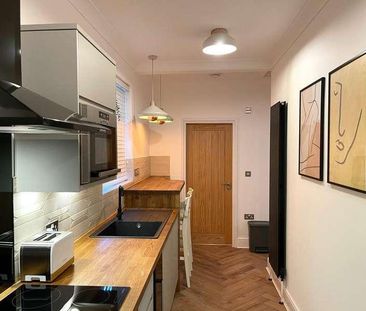 Stylish Bedroom Bath Apartment, LN1 - Photo 5