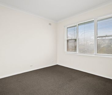 Oversized 2 bedroom unit in the heart of Warrawong - Photo 4