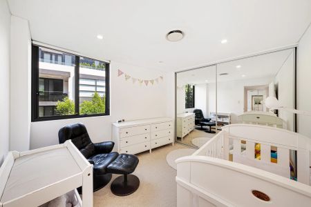 Bespoke North-Facing Two Bedroom Apartment in Convenient Sought-After Complex - Photo 2