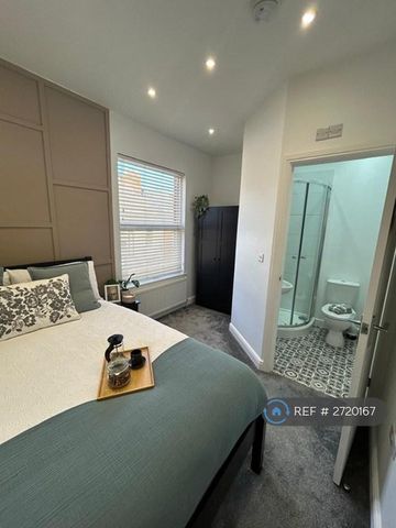 1 bedroom in a house share to rent - Photo 2