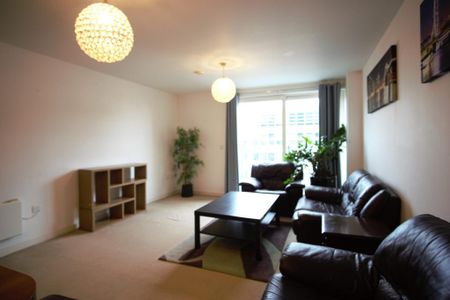 2 bedroom flat to rent - Photo 2