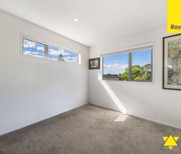 Modern Fully Furnished Family Home in Te Atatu South - Photo 3