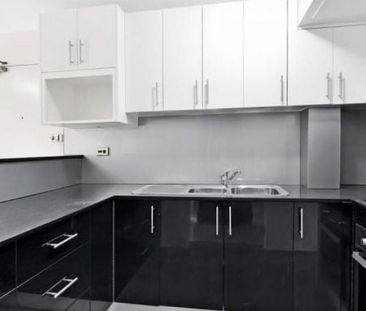 Spacious Split Level Apartment in the Heart of Ultimo - Photo 3