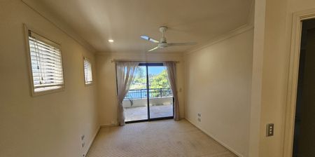 Spacious Executive Townhouse with Uninterrupted Lake Views - Photo 4