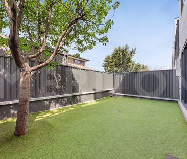 Modern Low‑Maintenance Townhouse in Prime Kellyville Location - Photo 3