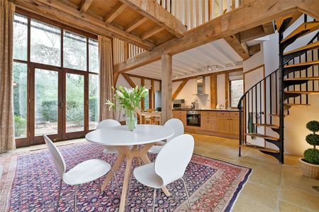 Superb converted barn with an idyllic private garden set in a beautiful private and secure estate. - Photo 5