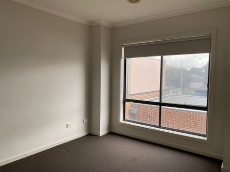 Affordable Townhouse Living in Epping! - Photo 2
