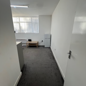 1 bedroom in a house share to rent - Photo 2