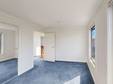 Modern 3-Bedroom Townhouse - Just 1km to Tullamarine Primary School - Photo 2