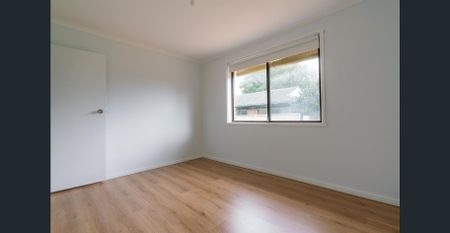 Peaceful 3-Bed Unit Near Train Station & Shops with single garage! - Photo 3