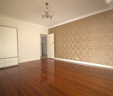 SPACIOUS FAMILY HOME WITH CITY VIEWS - Photo 2