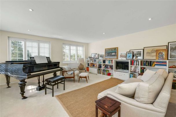 A bright and spacious family home enjoying spectacular views, located in a private road. - Photo 1