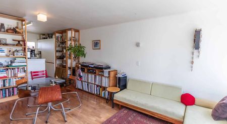 Sunny Mount Vic Apartment with Balcony Views - Photo 5