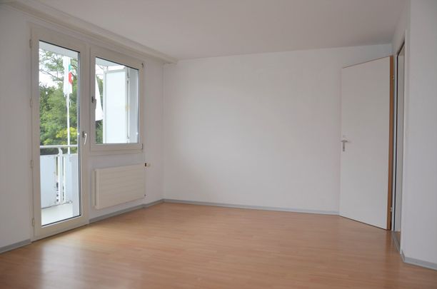 "grosszügige, moderne 3.5-Zimmer-Wohnung mit grossem Balkon" - Photo 1