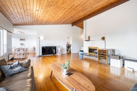 A BEAUTIFUL SPACIOUS HOME IN CAPE HORN, COQUITLAM - Photo 4