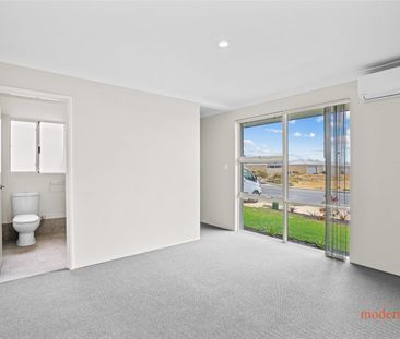 "Discover Serene Coastal Living: Charming House for Rent in Two Roc... - Photo 5