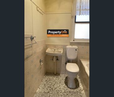 Spacious 5-Bedroom Family Home in Convenient Campsie Local - Photo 4