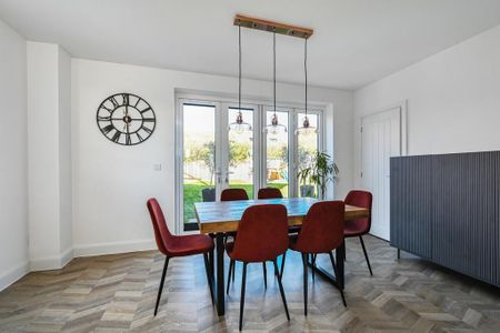 4 bedroom detached house to rent - Photo 2