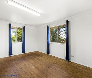 A beautifully renovated and generously sized 3-bedroom family home,... - Photo 2