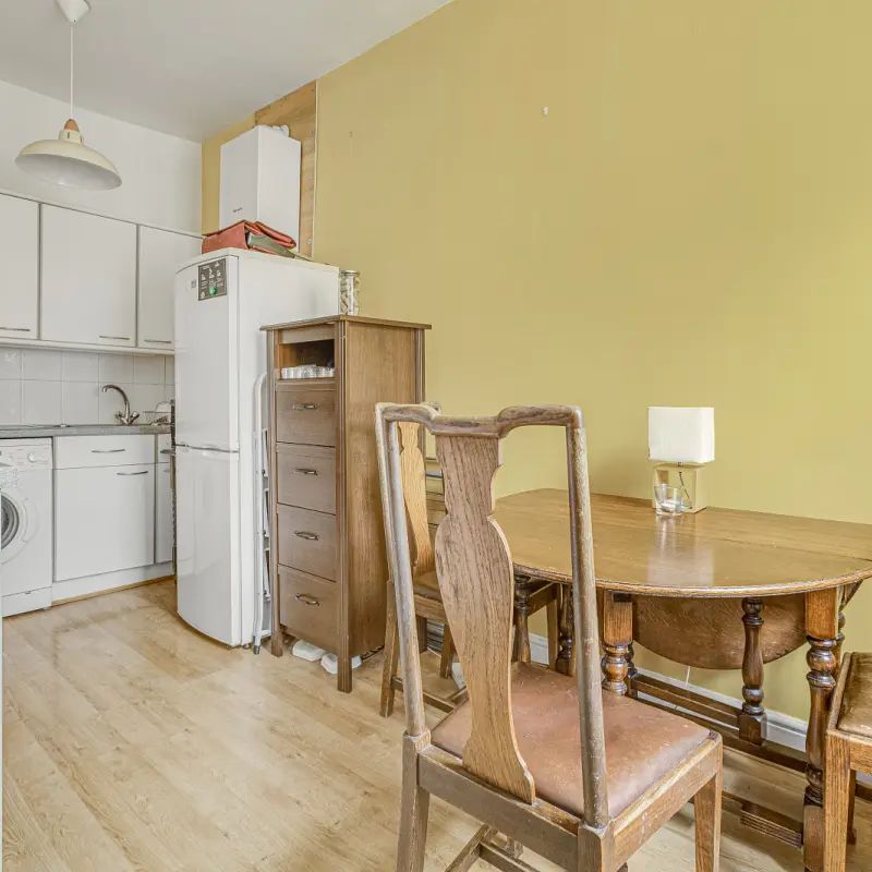 2 bedroom flat in London - Photo 1