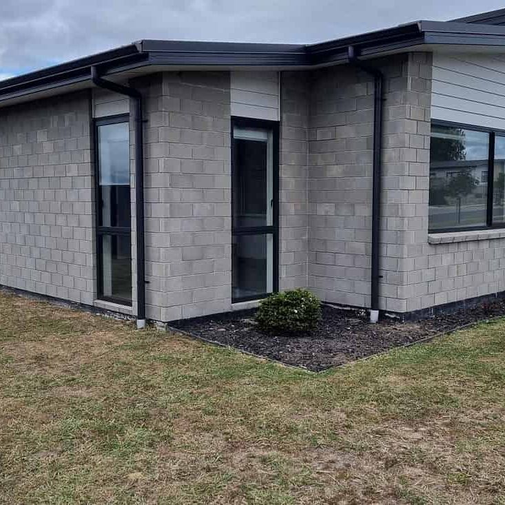 Almost new, spacious modern home - Photo 1