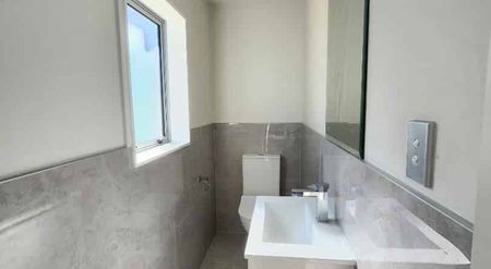 Modern 3-bedroom home in Manurewa — offering comfort, space, and contemporary living. - Photo 4