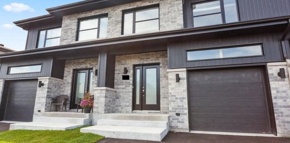 Maison de ville moderne à louer (construite en 2020)/Mondern Townhouse for rent (2020 Bulit) - Photo 2