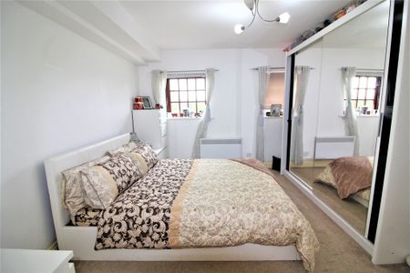 Comer Crescent, Southall - Photo 3