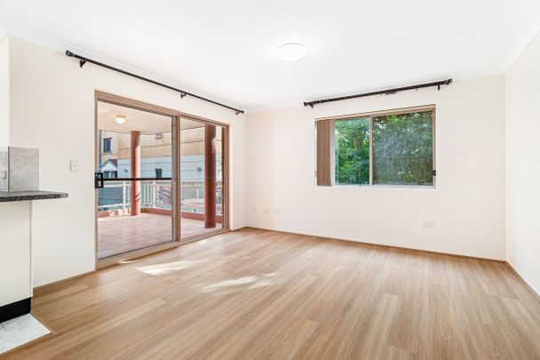 Spacious & Light-Filled 2 Bedroom Apartment - Photo 1