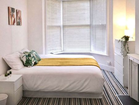 LUXURY ROOMS AVAILABLE - NO DEPOSIT!! Room 1 - Photo 4