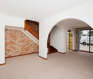 Spacious Scullin 3 bedroom townhouse - Photo 5