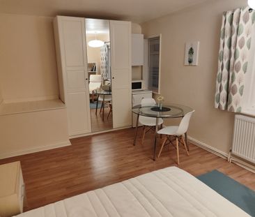 Room in a Shared House, Tweeddale Road, SM5 - Photo 2