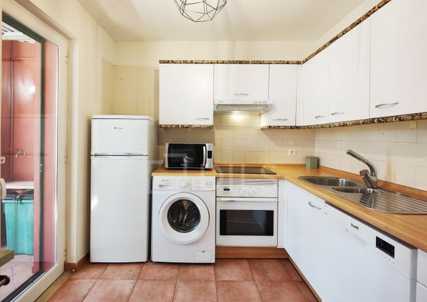 Apartamento T1+1 mobilado e com varandas, no condomínio da Herdade da Aroeira