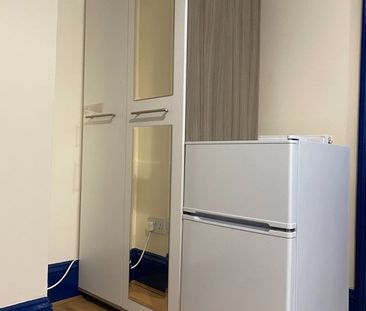 Room in a Shared House, Portswood Road, SO17 - Photo 3