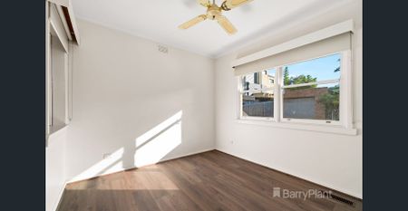 Updated Living in the Heart of Bulleen! - Photo 3