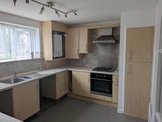 Two Bedroom Flat For Rent in Woodford Green, IG8 - Photo 1