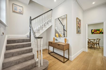 4 bedroom house in London - Photo 3