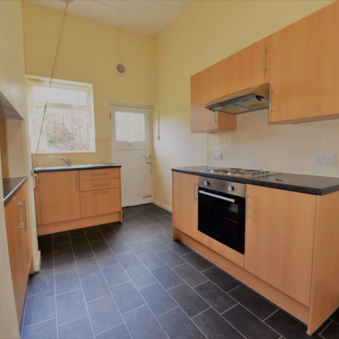 3 bedroom Flat in Otley Road, Leeds - Photo 1